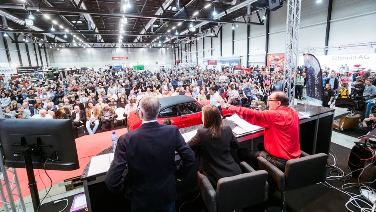 Ein Highlight ist jedes Jahr die Auktion von 50 ausgesuchten Fahrzeugen. (Foto: Swiss Classic World)