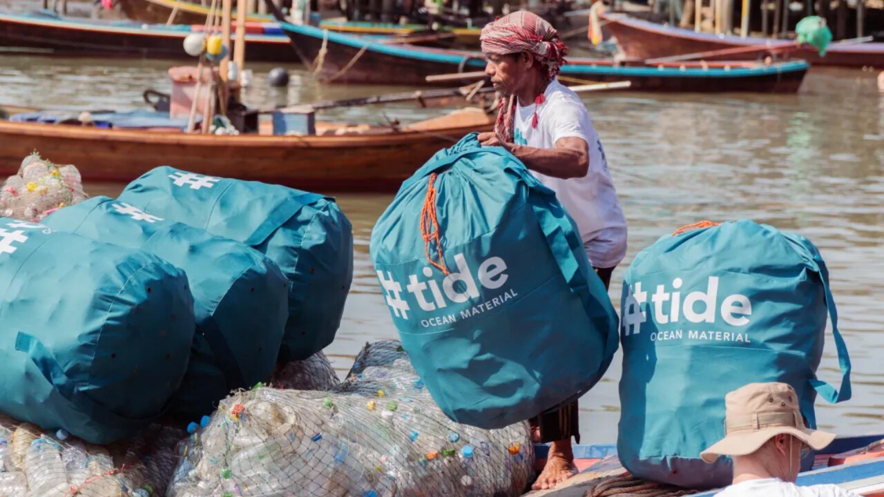 Die Plastikflaschen werden aus den Ozeanen dieser Welt gesammelt,...
