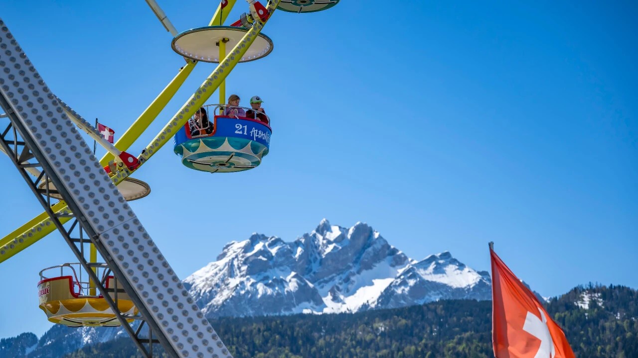 Hoch hinaus geht es im Lunapark –  gemütlich auf dem Riesenrad oder mit viel Adrenalin bei den rasanten Fahrgeschäften.