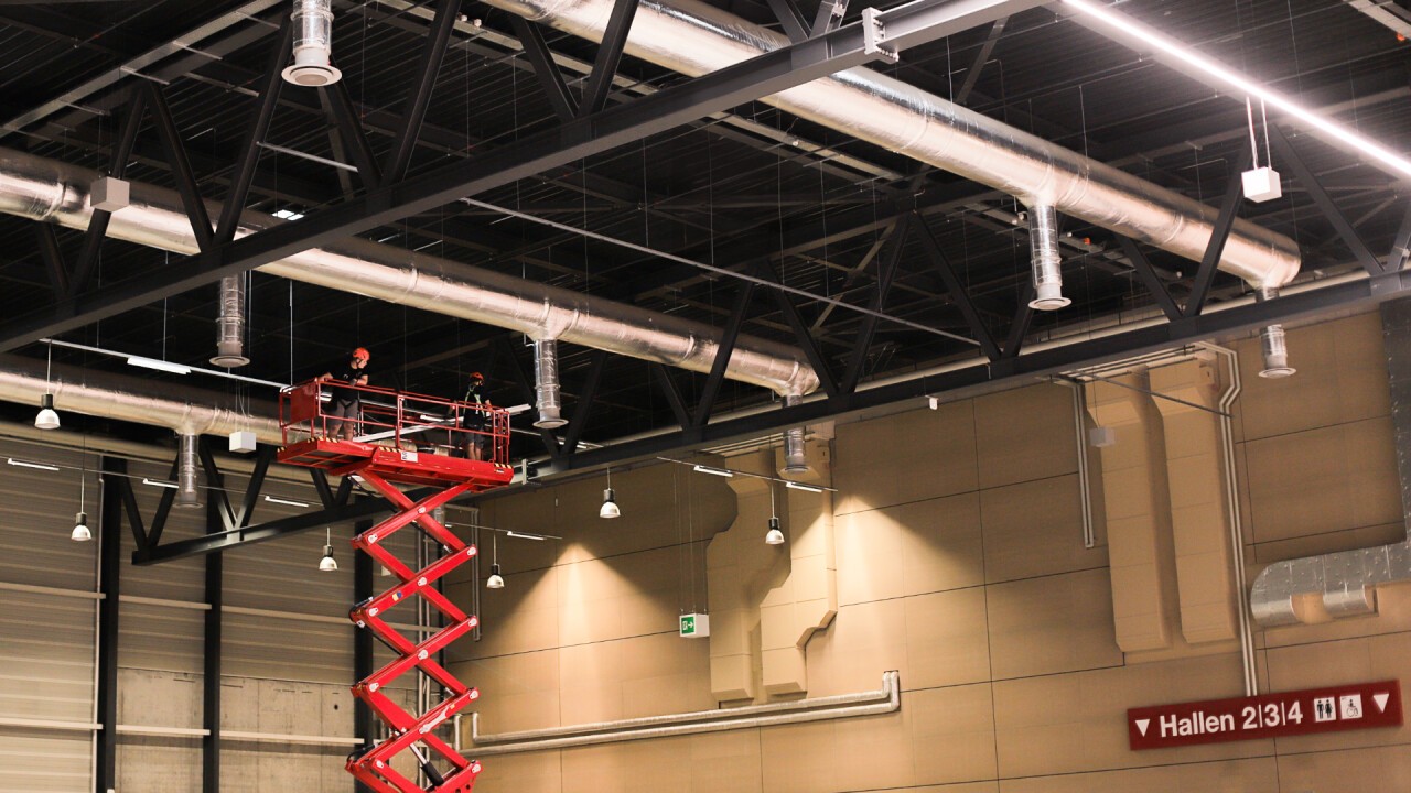 Während drei Wochen wurden in den Hallen 1 und 2 die neuen LED-Leuchten montiert.