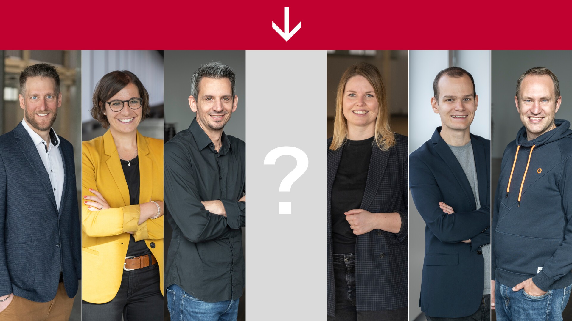 Sechs Personen stehen in zwei Dreiergruppen auf beiden Seiten eines großen Fragezeichens in der Mitte, über ihnen hängt ein rotes Banner mit einem nach unten zeigenden weißen Pfeil.