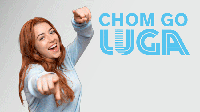 Eine lächelnde junge Frau mit langen roten Haaren zeigt mit beiden Händen nach vorne. Neben ihr steht in fetter blauer Schrift CHOM GO LUGA auf hellgrauem Hintergrund.