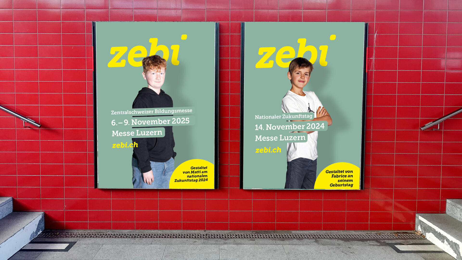 Zwei Plakate an einer rot gefliesten Wand zeigen Jugendliche, die für die Bildungsmesse Zebi in der Messe Luzern werben. Sie enthalten Veranstaltungsdaten und Details auf Deutsch. Im Vordergrund ist eine Treppe zu sehen.