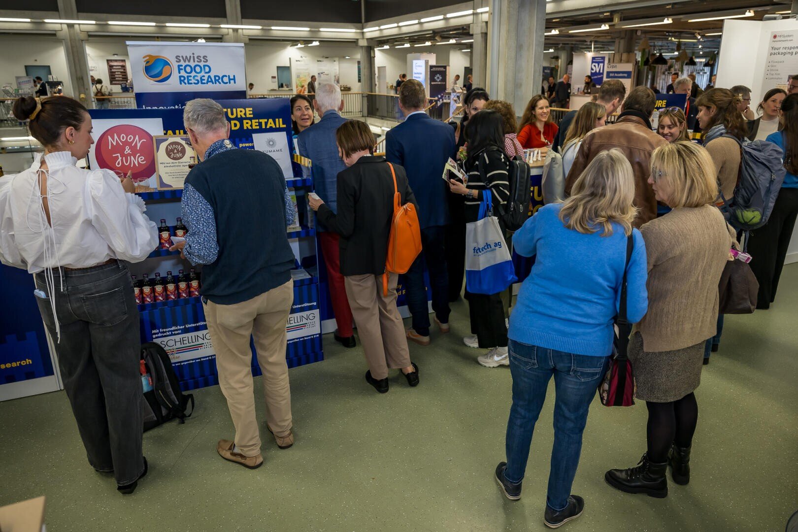 Bei einer Fachmesse für Lebensmittelforschung in den Innenräumen versammelten sich die Besucher an den Ständen.