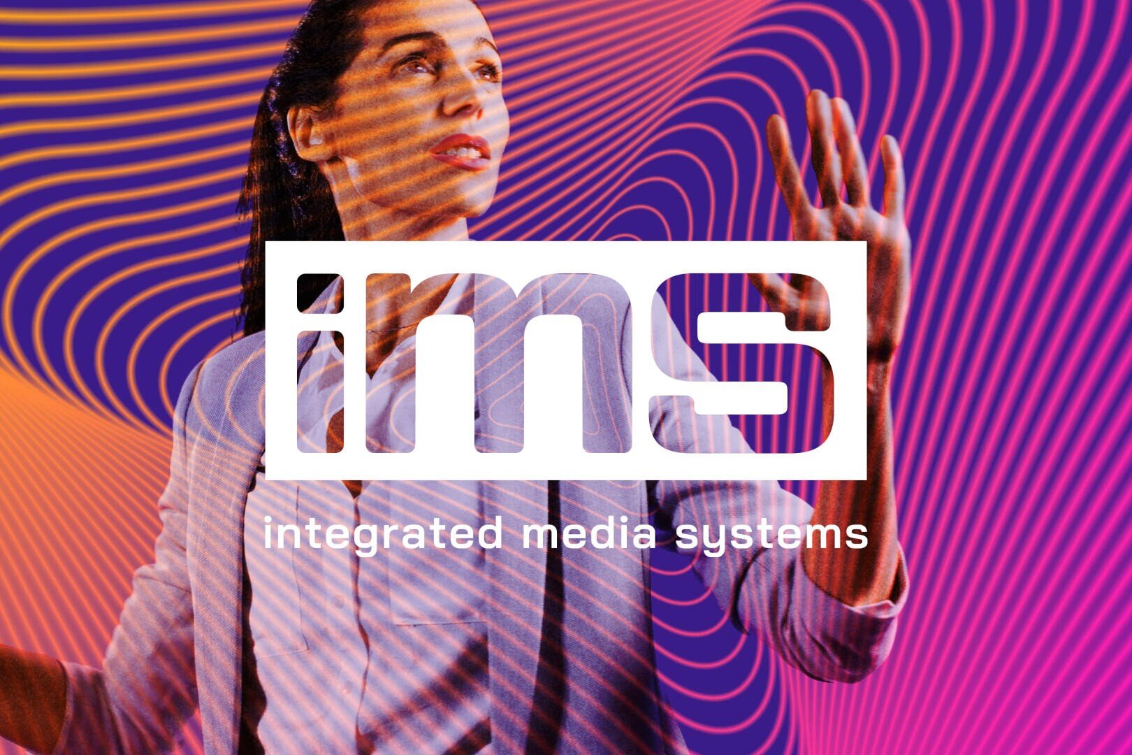 Eine Frau blickt mit erhobener Hand in die linke obere Ecke, vor einem Hintergrund aus orangefarbenen und violetten Wellenlinien, überlagert vom weißen Logo und dem Schriftzug ims integrated media systems.