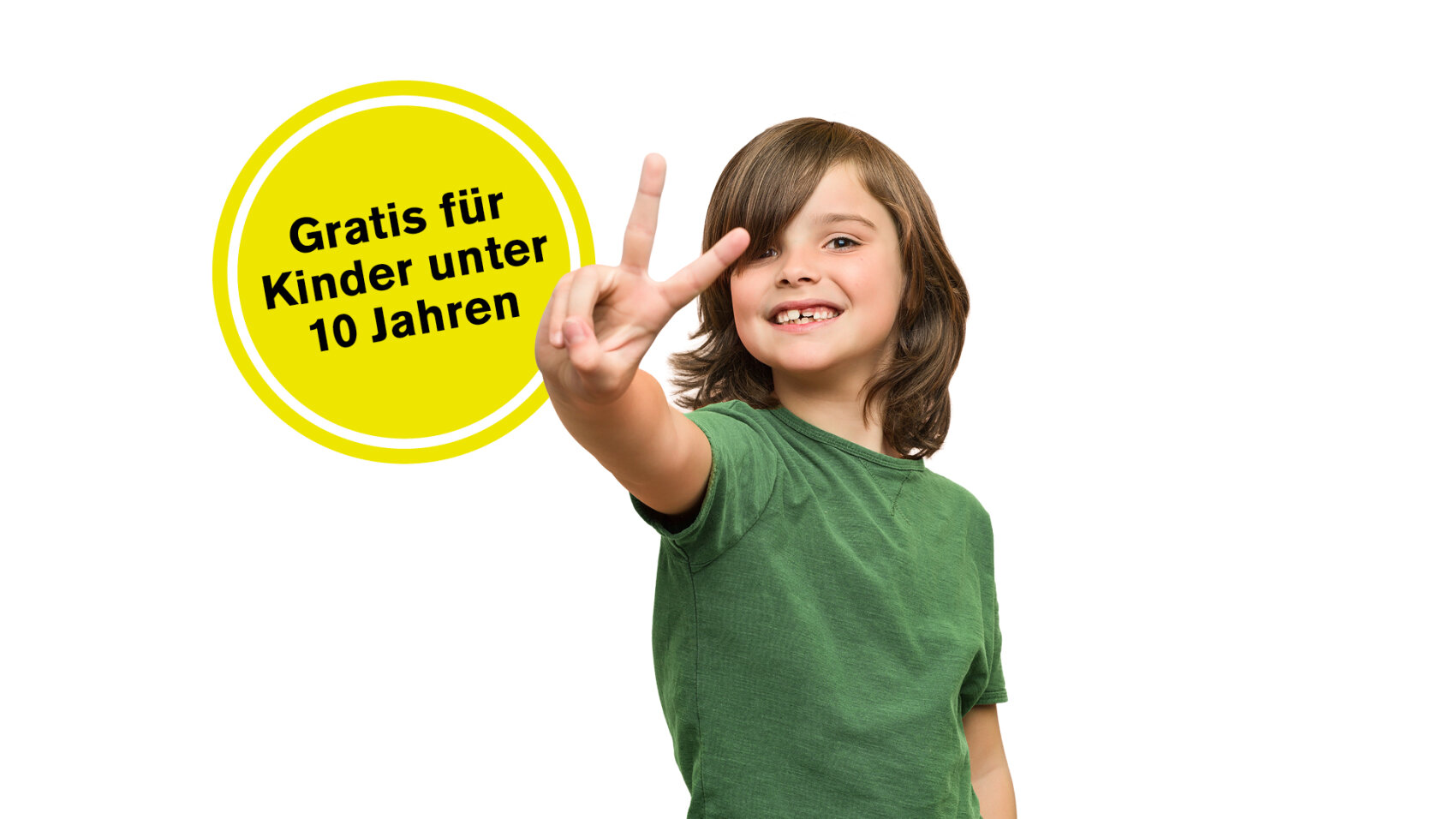 Kind mit grünem T-Shirt zeigt lächelnd ein Peace-Zeichen in die Kamera; daneben ein gelber Kreis mit der Aufschrift „Gratis für Kinder unter 10 Jahren“.